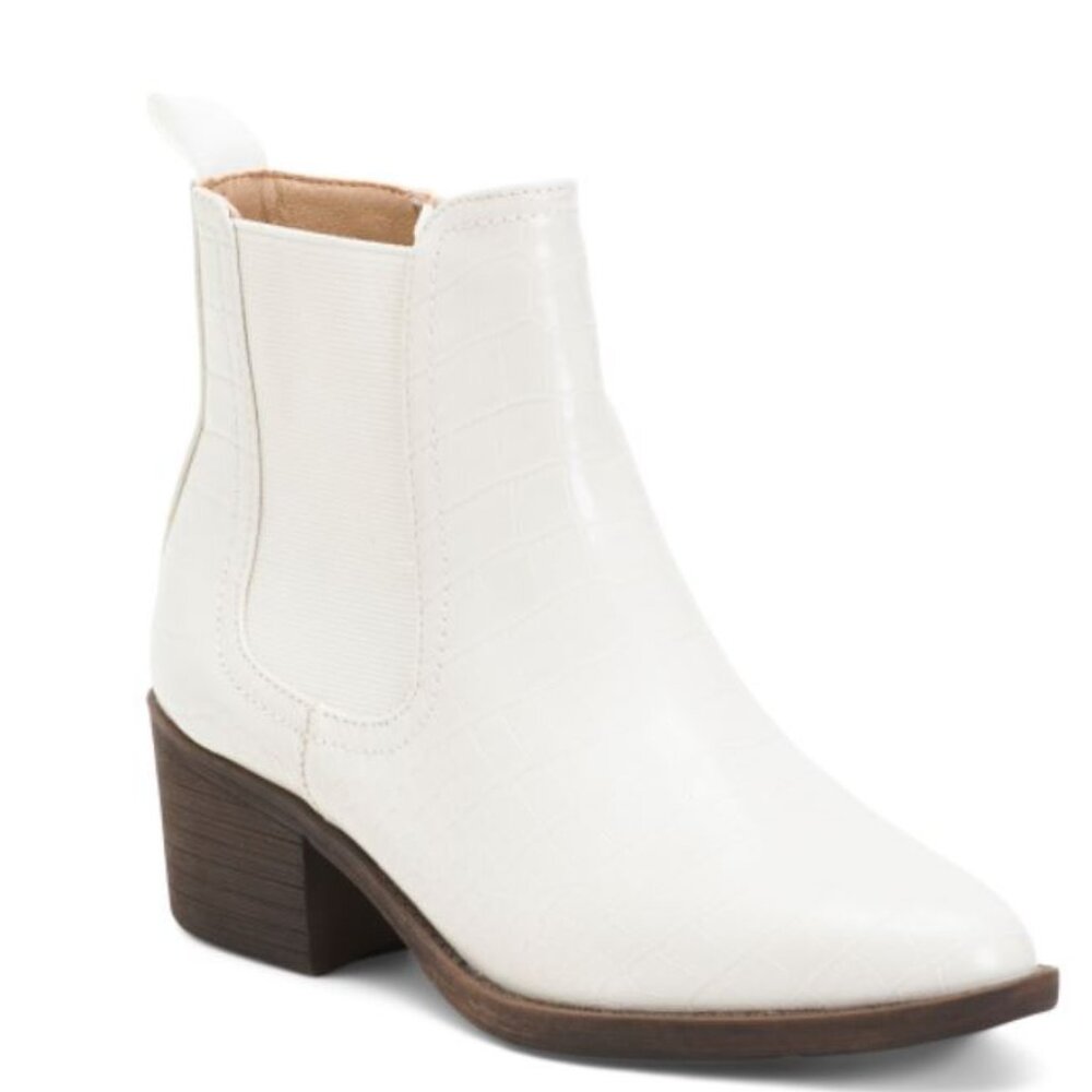 NWT VOLATILE Women's White Carriage Ankle Booties 2 in heel Size 8